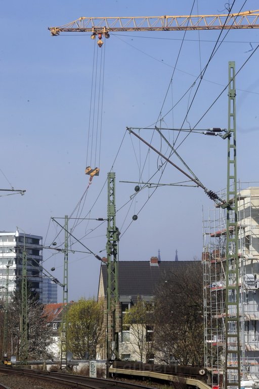 Einsatz BF Koeln Kran beruehrt Oberleitung DB Koeln Gremberg Taunusstr P032.JPG